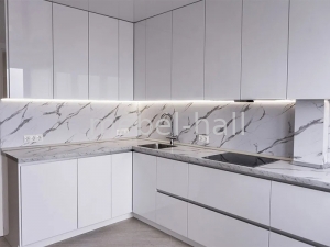 Кухня с белыми глянцевыми пластиковыми фасадами без ручек от производителя